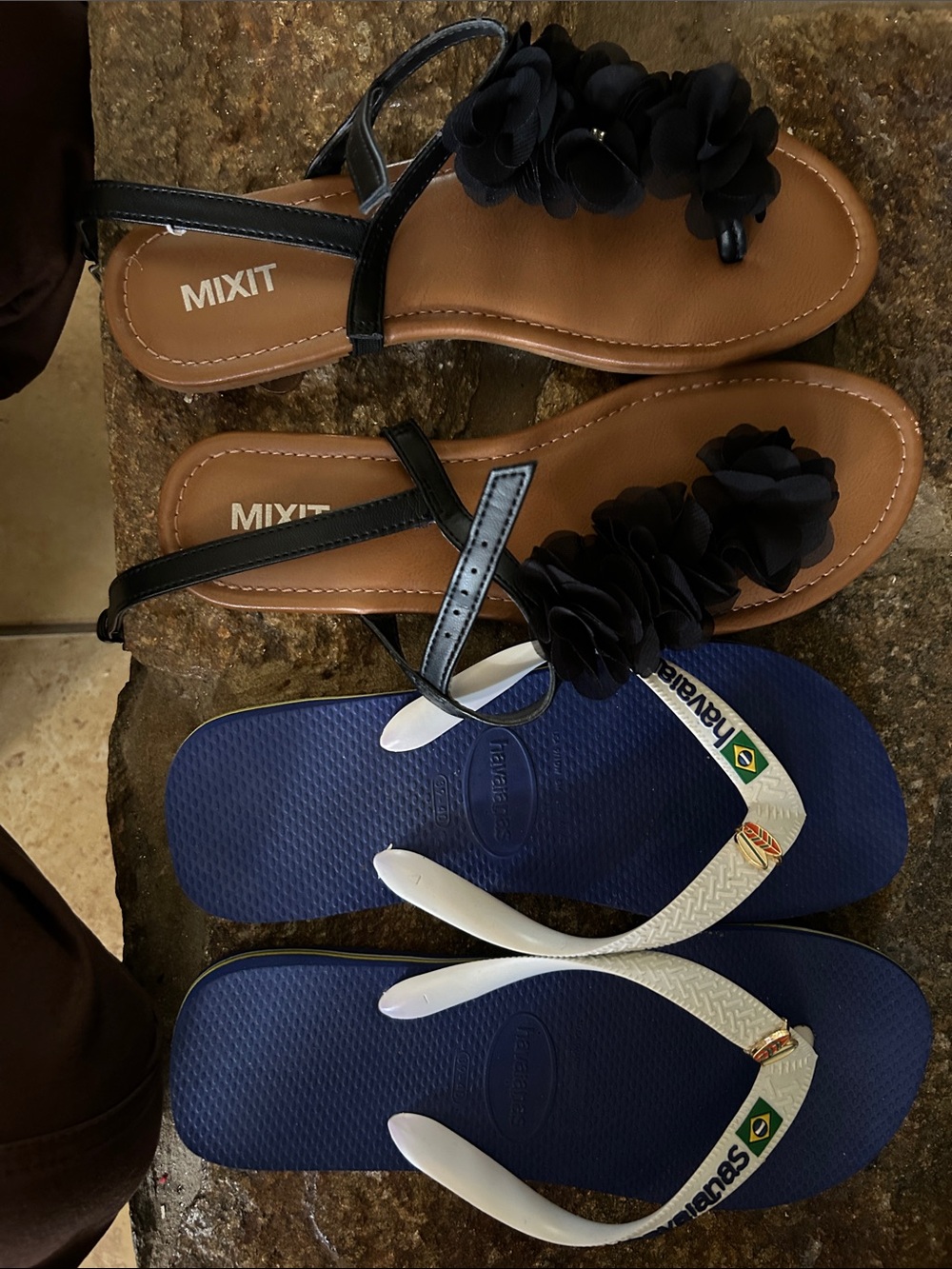 Two flip flops. Hav’s are size 8, mix it size 8.5